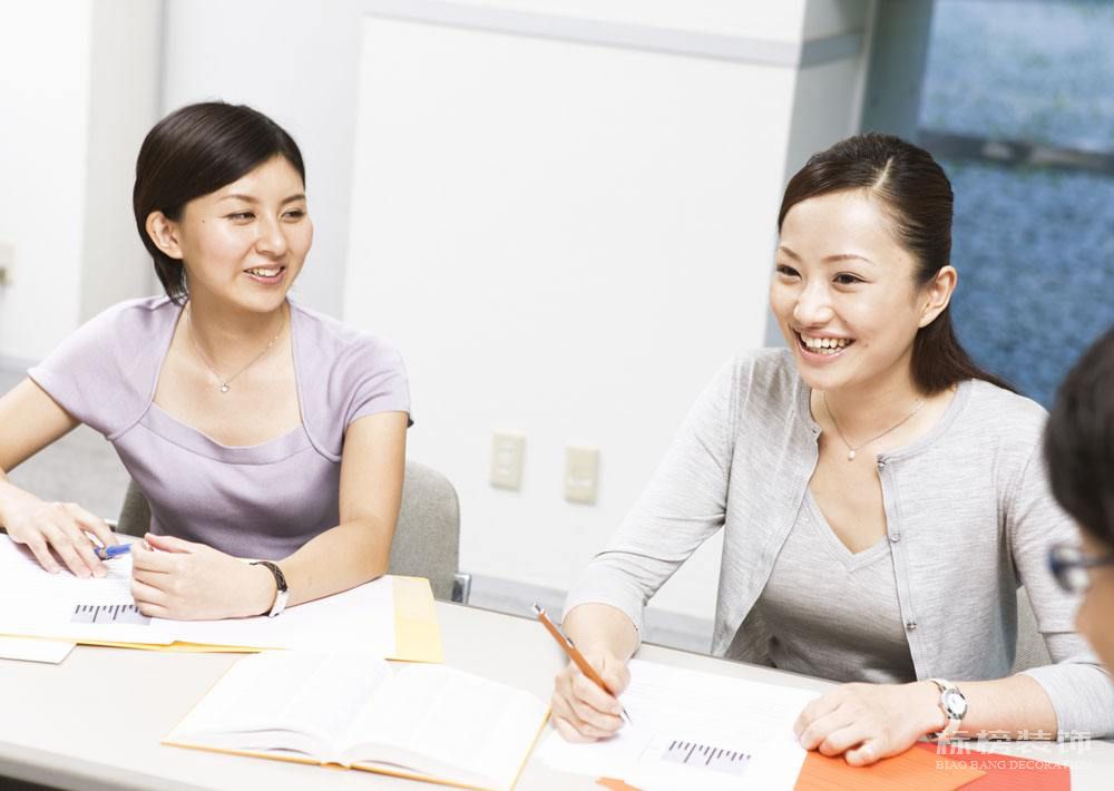 如何预算办公室装修成本？