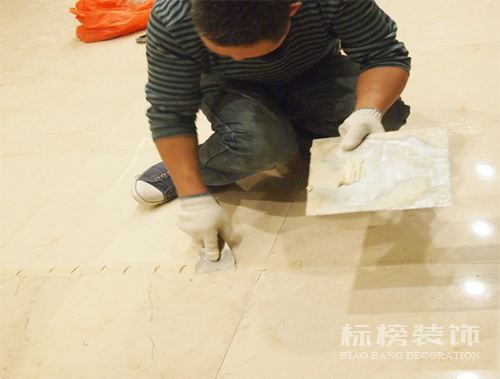 办公室装修瓷砖上铺木地板可以吗？