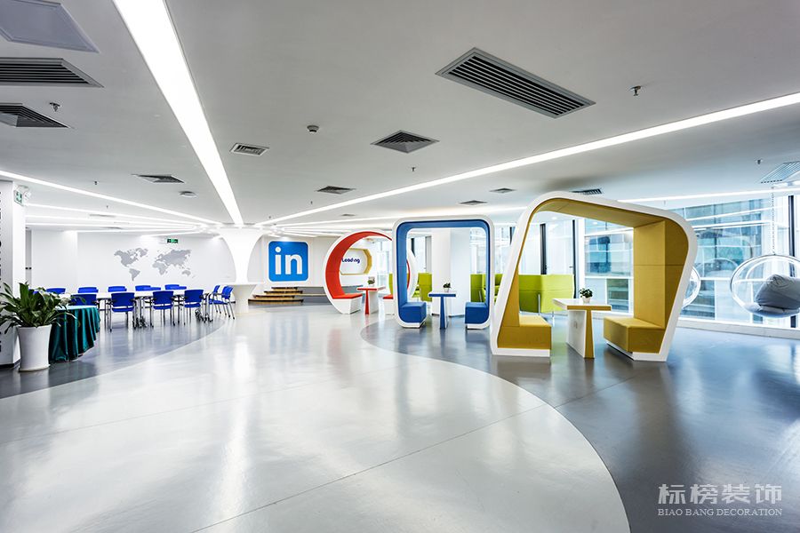高层龙岗办公室装修怎么显得有企业文化，体现公司特色